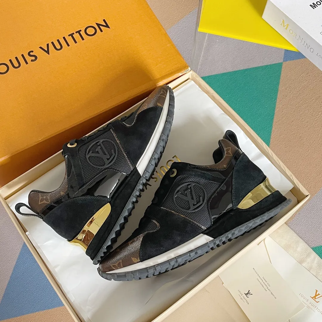p640👟👟 LV Donkey Brand L Home Classic Series Run Away Casual Sneakers Original purchased, developed and manufactured. This Run Away sneaker is made of cow leather with classic Monogram canvas trim, and is decorated with a large LV Circle logo on one side. The technical outsole adopts an invisible heightening design, which is unique and equipped with eye-catching metal cushioning pads. Exquisite packaging at the delivery counter 🛍📦 ▪️ Fabric: Original customized first-layer cowhide + technical mesh ▪️ Inner lining: Imported breathable mesh ▪️ Sole: Original molded ultra-light foam + TPU material ▪️ Sole thickness: 3CM [increased by 6CM ▪️ Size: Women's 35-40🉑️Order 41/42 ▪️ Size: Men's 39-45